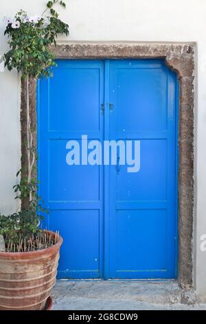 Traditionelle blaue Tür, typische kykladische Architektur von weiß getünchten Häusern mit farbigen Türen und Fenstern, in Pyrgos Dorf, Santorini Insel, Griechenland Stockfoto