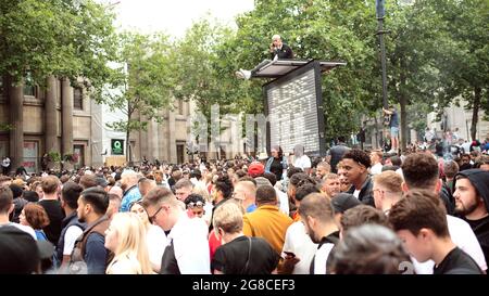 Unterstützer treffen sich kurz vor dem EM 2020 Finale, England gegen Italien. Trafalgar Square, London, Großbritannien. 11. Juli 2021 Stockfoto