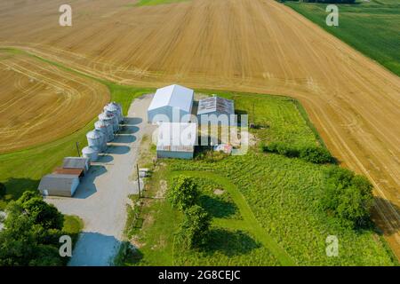 Agro-Aufzug auf Silbersilos für die Verarbeitung Trocknung Reinigung Lagerung von landwirtschaftlichen Produkten mit Panoramablick Stockfoto