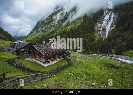 Wandern in den alpen. Grawa Wasserfall im Stubaital, Tirol, Österreich Stockfoto