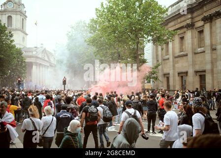Unterstützer treffen sich kurz vor dem EM 2020 Finale England gegen Italien. Trafalgar Square, London, Großbritannien. 11. Juli 2021 Stockfoto