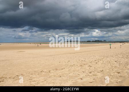 Atemberaubende Aussicht auf die Landschaft des riesigen schönen Sandstrands von Wells Next the Sea in Norfolk East Anglia England an stürmischem Sommertag wi Stockfoto