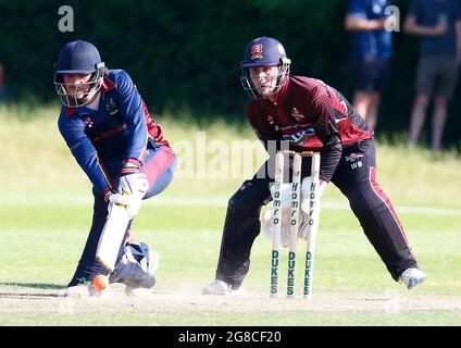 BILLERICAY, Großbritannien, 18. JULI: Tom Simmons von Wanstead cc wird während des Dukes Essex T20 Wettbewerbs von Thomas Moore von Brentwood cc herausgekitzelt - Stockfoto