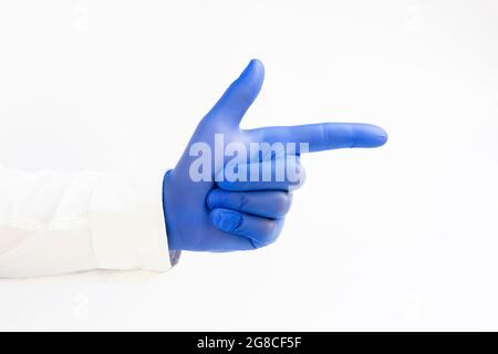 Arzt trägt blauen Latexhandschuh und zeigenden Zeigefinger. Weißer Hintergrund. Speicherplatz kopieren Stockfoto