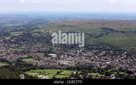 Luftaufnahme mit Blick nach Südosten über das Stadtzentrum von Ilkley in Richtung Ilkley Moor Stockfoto