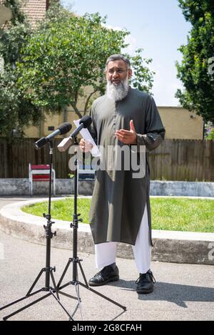 Ändert die Schreibweise von Choudary im Dateinamen. Der radikale Prediger Anjem Choudary spricht in Ilford, Ost-London, mit den Medien, nachdem die Einschränkungen für ihn, nach der Entlassung aus dem Gefängnis in der Öffentlichkeit zu sprechen, zu Ende waren. Bilddatum: Montag, 19. Juli 2021. Stockfoto