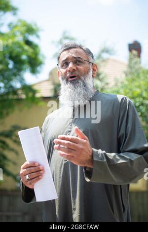Ändert die Schreibweise von Choudary im Dateinamen. Der radikale Prediger Anjem Choudary spricht in Ilford, Ost-London, mit den Medien, nachdem die Einschränkungen für ihn, nach der Entlassung aus dem Gefängnis in der Öffentlichkeit zu sprechen, zu Ende waren. Bilddatum: Montag, 19. Juli 2021. Stockfoto