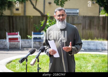 Ändert die Schreibweise von Choudary im Dateinamen. Der radikale Prediger Anjem Choudary spricht in Ilford, Ost-London, mit den Medien, nachdem die Einschränkungen für ihn, nach der Entlassung aus dem Gefängnis in der Öffentlichkeit zu sprechen, zu Ende waren. Bilddatum: Montag, 19. Juli 2021. Stockfoto