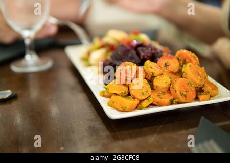 Nahaufnahme eines gesunden marokkanischen gemischten Salats mit Karotte, Biene Stockfoto