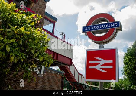 Amersham, Buckinghamshire, Großbritannien. Juli 2021. Nach einer Entscheidung des Londoner Bürgermeisters Sadiq Khan müssen auf dem Transport für Londoner Dienste und Bahnhöfe immer noch Gesichtsbezüge getragen werden. Viele glauben, dass dies für alle öffentlichen Verkehrsmittel in England der Fall sein sollte, nachdem die Covid-19-Sperrbeschränkungen heute aufgehoben wurden. Quelle: Maureen McLean/Alamy Live News Stockfoto