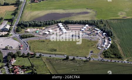 Luftaufnahme von Poppleton Bar Park & Ride, an der A59 Road, West of York, North Yorkshire, derzeit als Impfzentrum genutzt Stockfoto