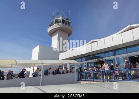 Touristen auf Korfu International Airport Ioannis Kapodistrias auf einer griechischen Insel Korfu, auch Kerkyra genannt, in Korfu Stadt Stockfoto