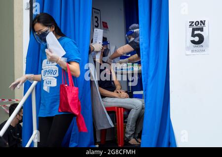 Kuala Lumpur, Malaysia. Juli 2021. Ein Bewohner erhält eine Dosis des COVID-19-Impfstoffes auf einem mobilen Impfwagen in Kuala Lumpur, Malaysia, 19. Juli 2021. Malaysia meldete weitere 10,972 neue COVID-19-Infektionen, teilte das Gesundheitsministerium am Montag mit, was die landesweite Gesamtzahl auf 927,533 beläuft. Quelle: Chong Voon Chung/Xinhua/Alamy Live News Stockfoto