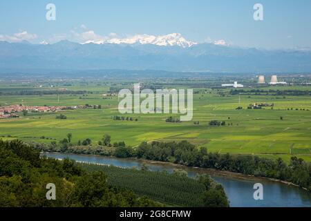 Panoramablick über den Po und das abgebotene Atomkraftwerk in Trino vercellese Stockfoto