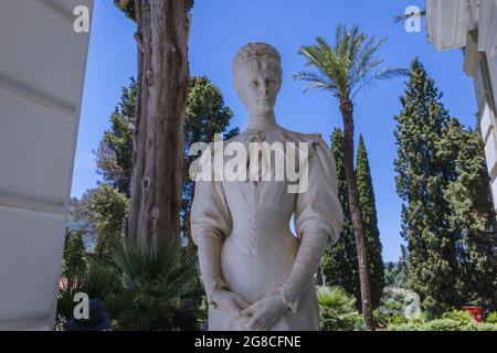 Statue der Kaiserin Elisabeth von Österreich bekannt Sisi vor dem Achilleion Palast in Gastouri auf der Insel Korfu, Griechenland gebaut Stockfoto