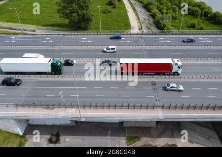 Verkehr auf General Stefan Grot Rowecki Brücke über die Weichsel in Warschau, Polen Stockfoto