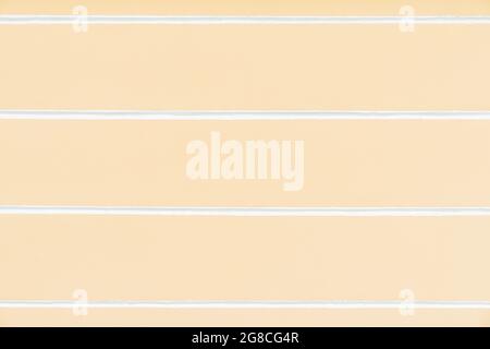 Pastellgelbe Textur aus verputzten bemalten Wänden mit horizontalen Linien, Hintergrund, Kopierraum Stockfoto