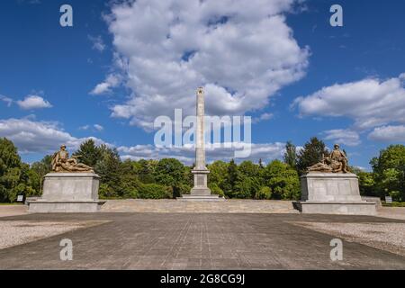 Obelisk des sowjetischen Militärfriedhofs mit Gräbern aus dem 2. Weltkrieg im Mokotow-Bezirk der Stadt Warschau, Polen Stockfoto