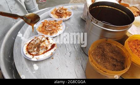 Papri oder Papdi chatten auch als Sev Batata Puri bekannt, beliebter indischer Snack oder Street Food Stockfoto