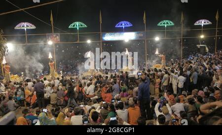 VARA, INDIEN - Mar 04, 2019: Die größte religiöse Versammlung und ein großes Pilgerfest im Hinduismus namens Kumbh Mela Stockfoto