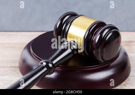 Richter gavel auf Holztisch. Stockfoto