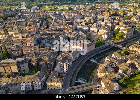 Sondrio, Valtellina (IT), Panoramablick auf die Stadt bei Sonnenaufgang Stockfoto