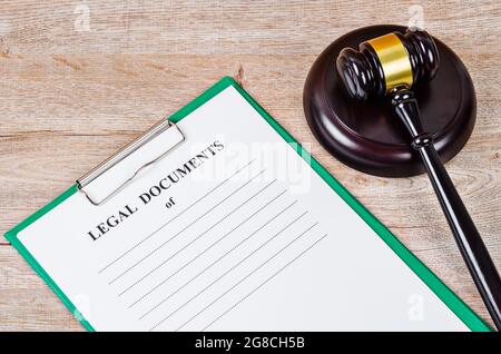 Richter Gavel und juristische Dokumente Datei auf Holztisch. Stockfoto