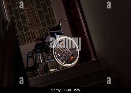 Rollstuhl an der Spitze einer Treppe Stockfoto