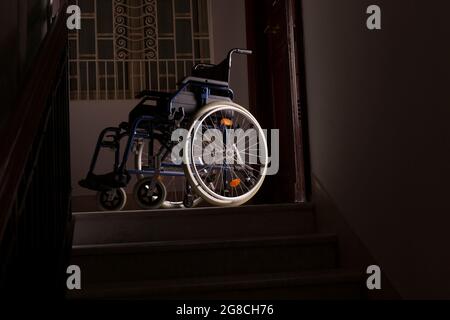 Rollstuhl an der Spitze einer Treppe Stockfoto