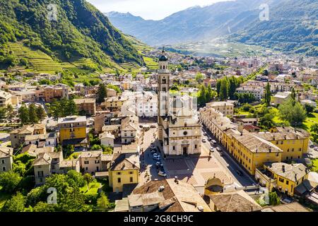 Tirano, Valtellina, Italien, Luftansicht der Stadt und des Heiligtums der seligen Jungfrau Stockfoto