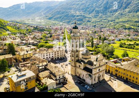 Tirano, Valtellina, Italien, Luftansicht der Stadt und des Heiligtums der seligen Jungfrau Stockfoto