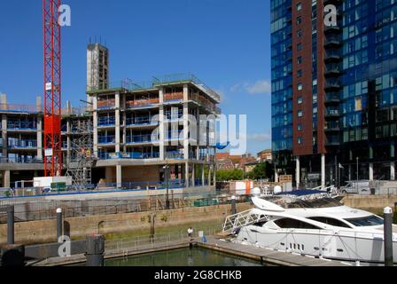 Marina und Waterside Residenzen abgeschlossen und andere im Bau, Southampton, Hampshire, England Stockfoto