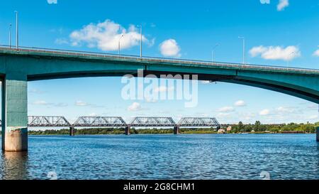 Brücken von Jaroslawl: Oktyabrsky-Brücke und Eisenbahnbrücke über die Wolga Stockfoto