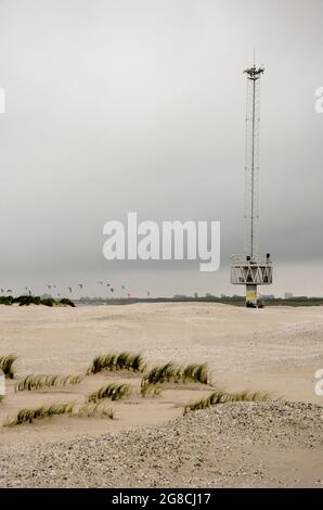 Monster, Niederlande, 14. Juli 2021: Blick vom Zandmotor (Sandmotor) auf den Aussichtsturm des Projekts Stockfoto