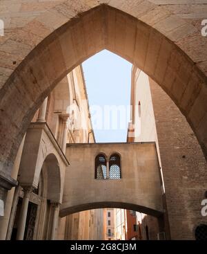 Modena - Italien - 12. Juni 2021:Details der Bögen im historischen Zentrum von Modena Stockfoto