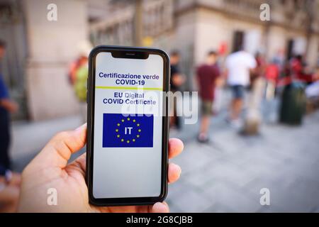 Italienischer Grüner Pass. EU-Digitalzertifikat Covid-19. Covid- oder Coronavirus-Impfstoffzertifikat. Selektiver Fokus Stockfoto