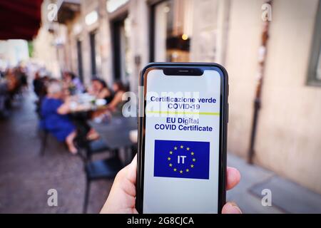 Italienischer Grüner Pass. EU-Digitalzertifikat Covid-19. Covid- oder Coronavirus-Impfstoffzertifikat. Selektiver Fokus Stockfoto
