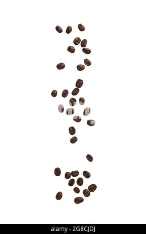 Kaffeebohnen fallen isoliert auf weißen Hintergrund mit Schneideweg. Stockfoto