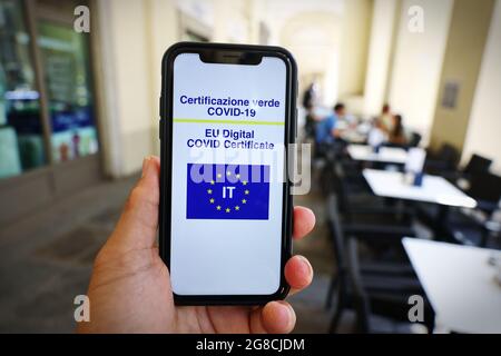 Italienischer Grüner Pass. EU-Digitalzertifikat Covid-19. Covid- oder Coronavirus-Impfstoffzertifikat. Selektiver Fokus Stockfoto