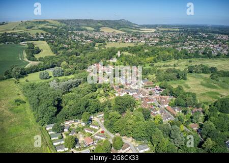 Brabber Castle und St. Nichola Kirche mit Blick auf das Dorf Brabber in Südengland. Luftaufnahme. Stockfoto