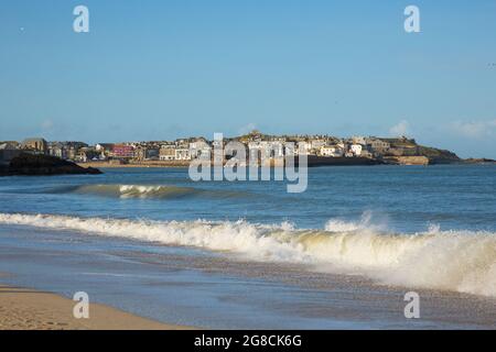 St Ives Cornwall vom Porthminster Beach mit Wellen und blauem Meer Stockfoto