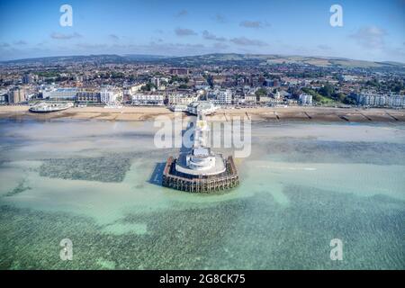 Luftaufnahme des Worthing Pier ein beeindruckendes viktorianisches Gebäude an der Strandpromenade dieses beliebten West Sussex Resorts. Stockfoto