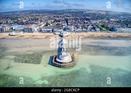 Luftaufnahme des Worthing Pier ein beeindruckendes viktorianisches Gebäude an der Strandpromenade dieses beliebten West Sussex Resorts. Stockfoto