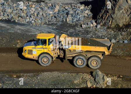 Sattelkipper Volvo A25D, der in einem Steinbruch in England arbeitet. Stockfoto