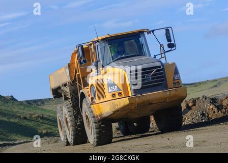 Sattelkipper Volvo A25D, der in einem Steinbruch in England arbeitet. Stockfoto