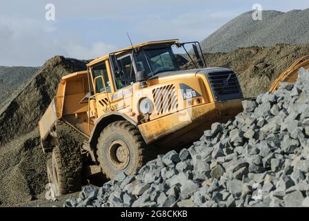 Sattelkipper Volvo A25D, der in einem Steinbruch in England arbeitet. Stockfoto