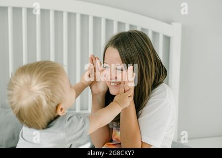 Jüngerer Bruder und ältere Schwester verbringen Zeit zu Hause zusammen. Freundliche Familie, Lifestyle-Konzept. Stockfoto