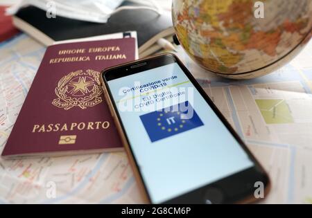 Italien, 18. Juli 2021: Covid-19 Notfall, Grüner Pass, digitales EU-Zertifikat. Foto © Fabio Cimaglia/Sintesi/Alamy Stockfoto Stockfoto