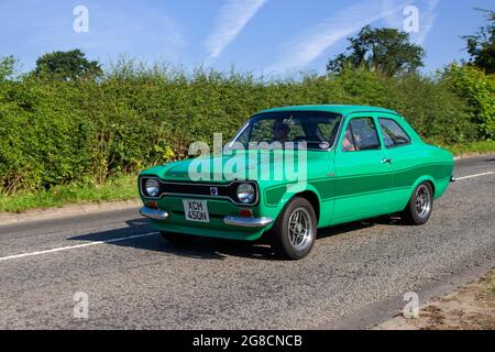 Grüne Ford Escort 2-Dr., 2000 ccm Benzinlimousine aus den 1974 70er Jahren, unterwegs zur Capesthorne Hall Classic Car Show im Juli in Cheshire, Großbritannien Stockfoto