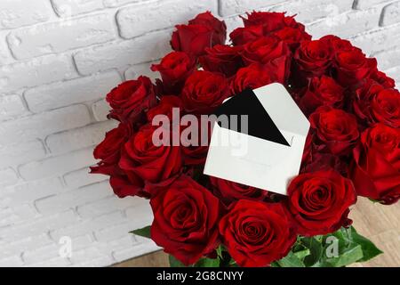 Luxuriöser Strauß aus roten Rosen Stockfoto